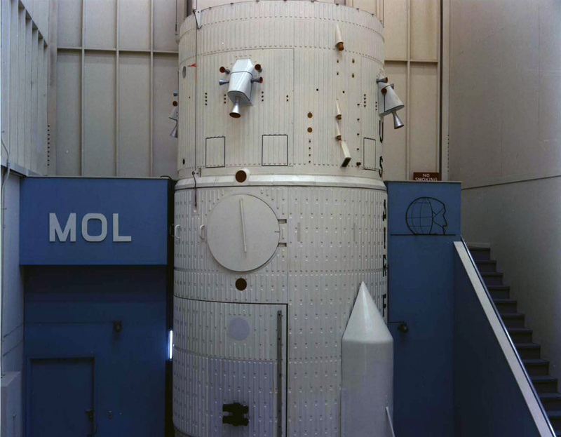 Illustration for article titled Newly Declassified Photos Show The Crewed USAF Spy Spacecraft That Almost Was